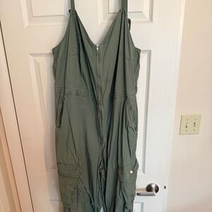 UNIVERSAL THREADS olive green jumpsuit with zipper Size XXL